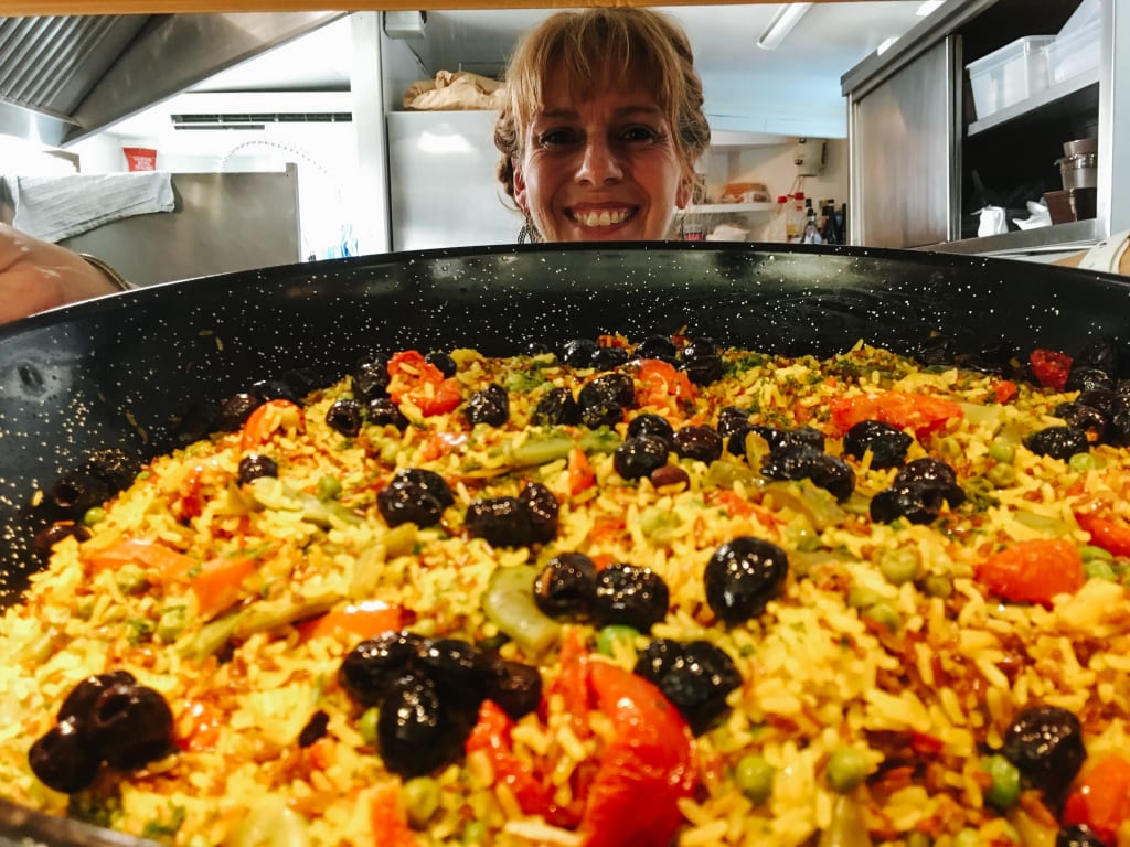 Zuerst Klavier auf einem Paella-Piatto an Bord einer Flusskreuzfahrt „Girolibero“, Fahrradweg und Barca in der Provence und in der Camargue